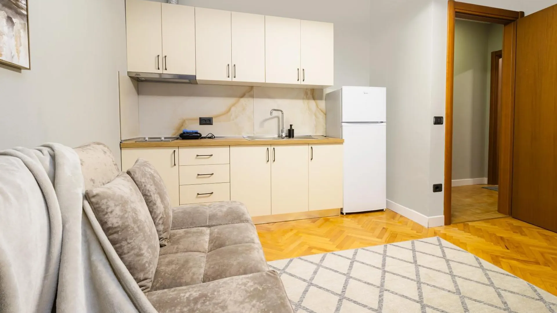 Central Cane Apartment 2 Tirana 0*,  Albania